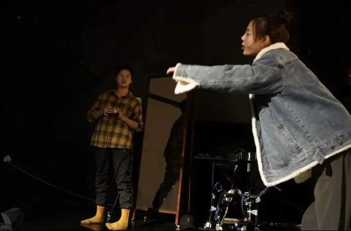 We'll talk in the back of Cocoon. - We'll record "I" with the P4. - P4 Theater, image 8